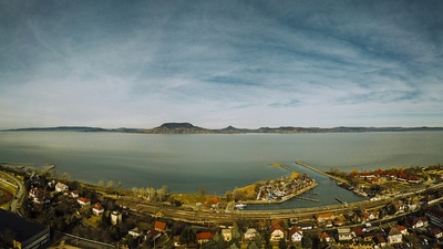 Badacsony-Berg im Blick über den Plattensee Badacsony-Berg im Blick über den Plattensee